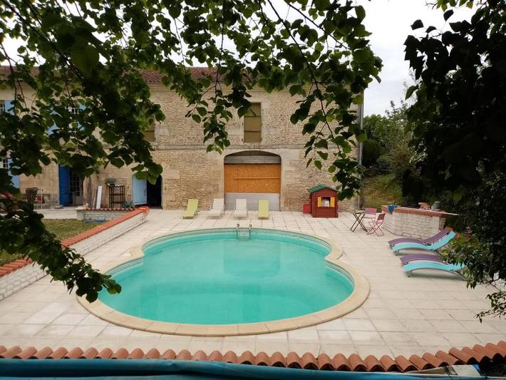 Location de vacances pour 3 personnes, avec Terrasse et Jardin ainsi que Piscine et Vue à Belluire