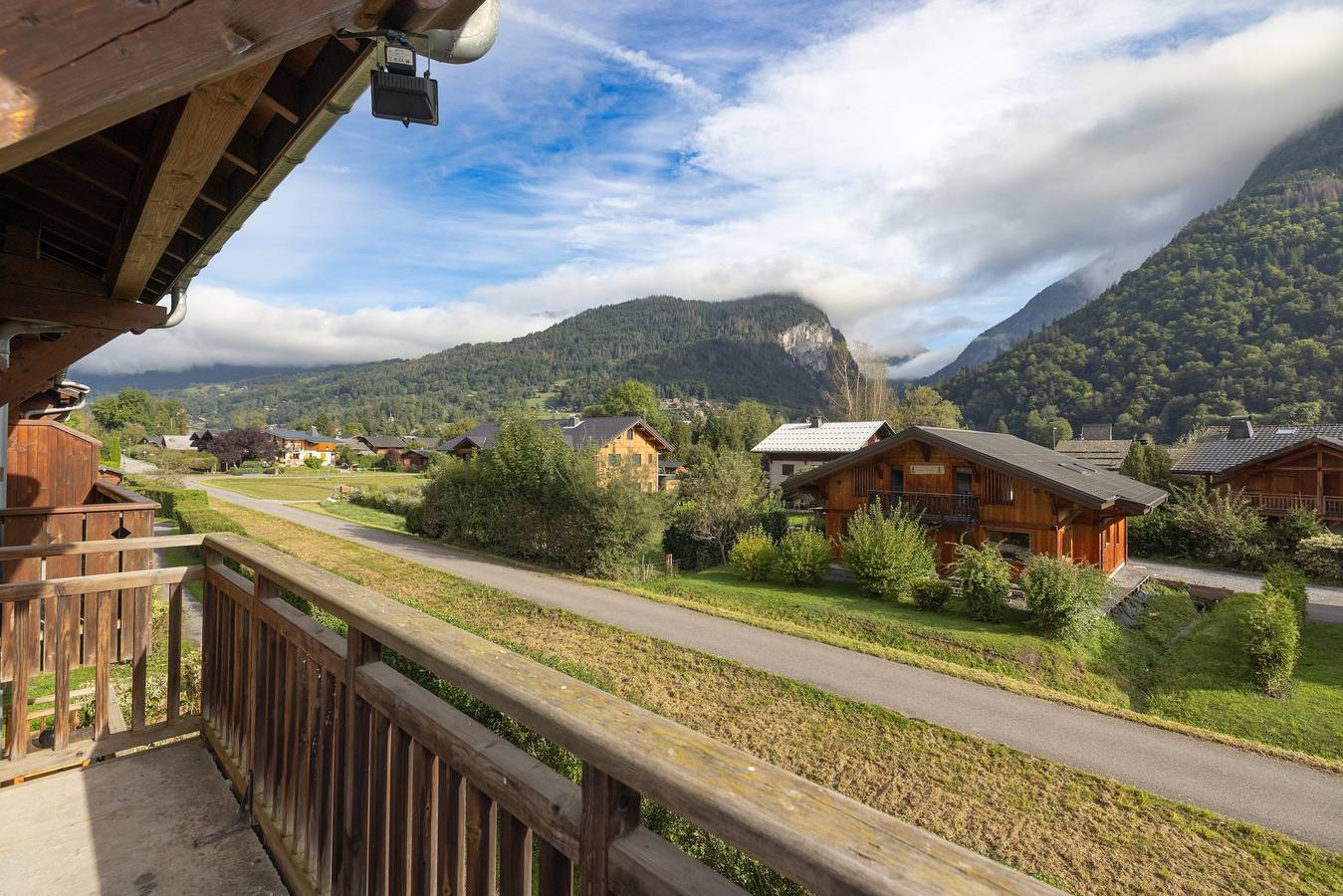 Entire apartment, Apartment 'Les Fermes De Samoëns' with Mountain View, Shared Pool and Balcony in Samoëns, Bonneville region