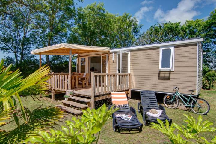 Camping pour 4 personnes, avec terrasse ainsi que jardin et piscine, adapté aux familles à Névez