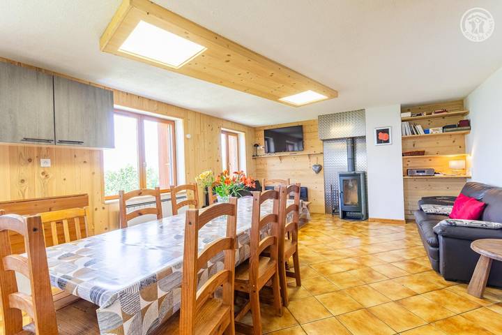 Gîte pour 11 personnes, avec terrasse et jardin, animaux acceptés à Saint-Jean-de-Belleville