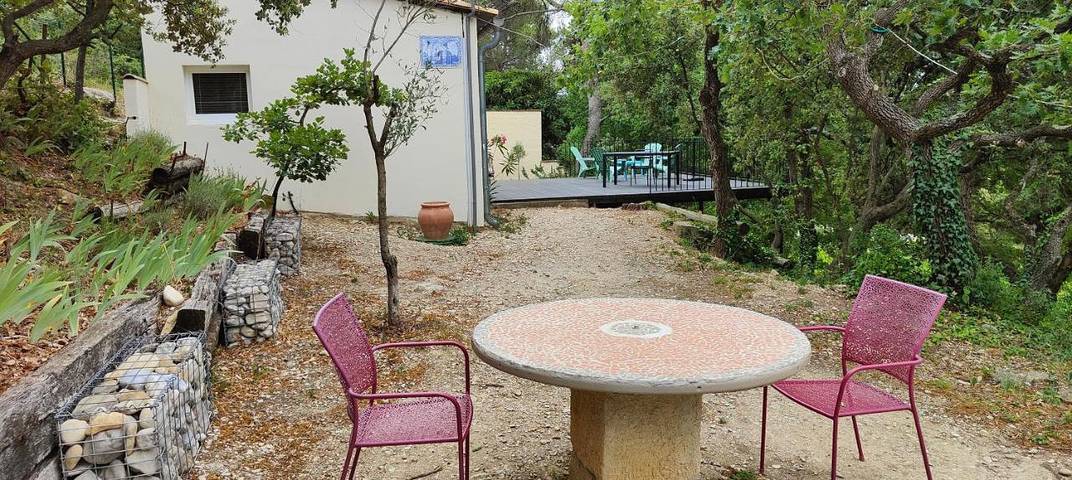 Location de vacances pour 4 personnes, avec Terrasse ainsi que Jardin et Vue à Saint-Maurice-sur-Eygues