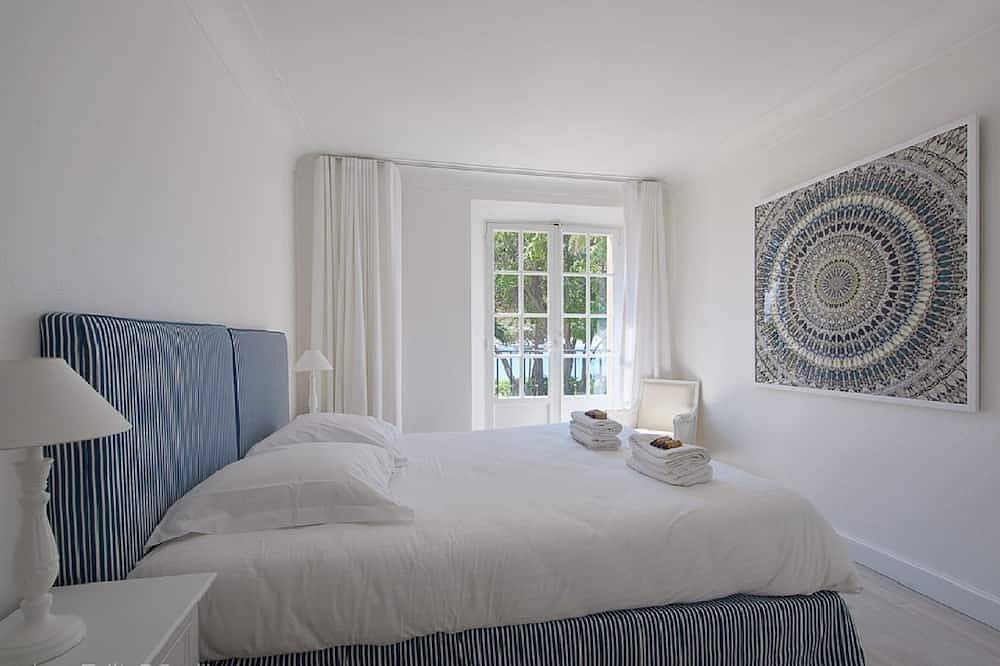 Villa Oceane with direct access to the sea & the beach + heated salted pool in l'Escalet, Ramatuelle
