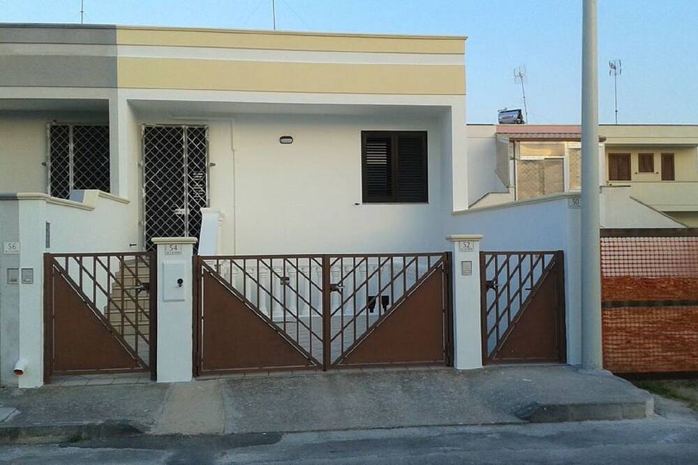 Ganze Wohnung, Grosses Reihenhaus vor kurzem renoviert, mit Klimaanlage im Zimmer in Torre San Giovanni, Golf von Tarent