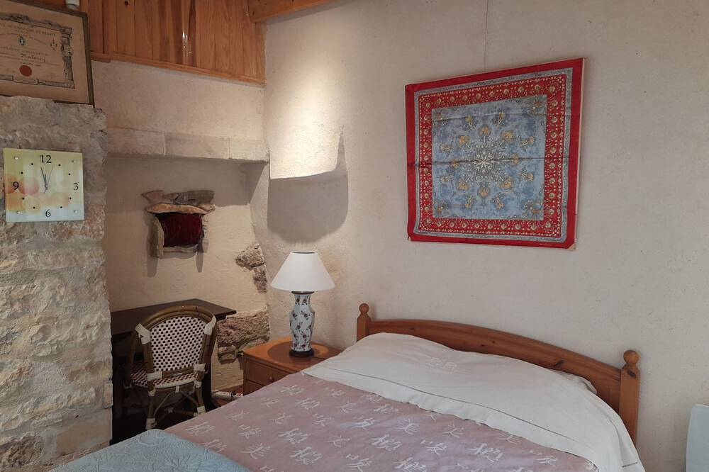 Bedroom and garden patio for 18 m 2- kitchen + bathroom in house in Carennac, Lot