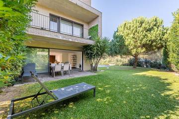 Location de vacances pour 6 personnes, avec piscine ainsi que jardin et balcon dans Marinhas