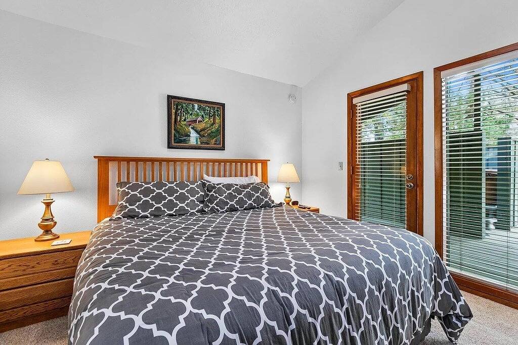 Private home with hot tub, 8 Sharc passes, bike paths, close to Deschutes River in Sunriver, Deschutes County