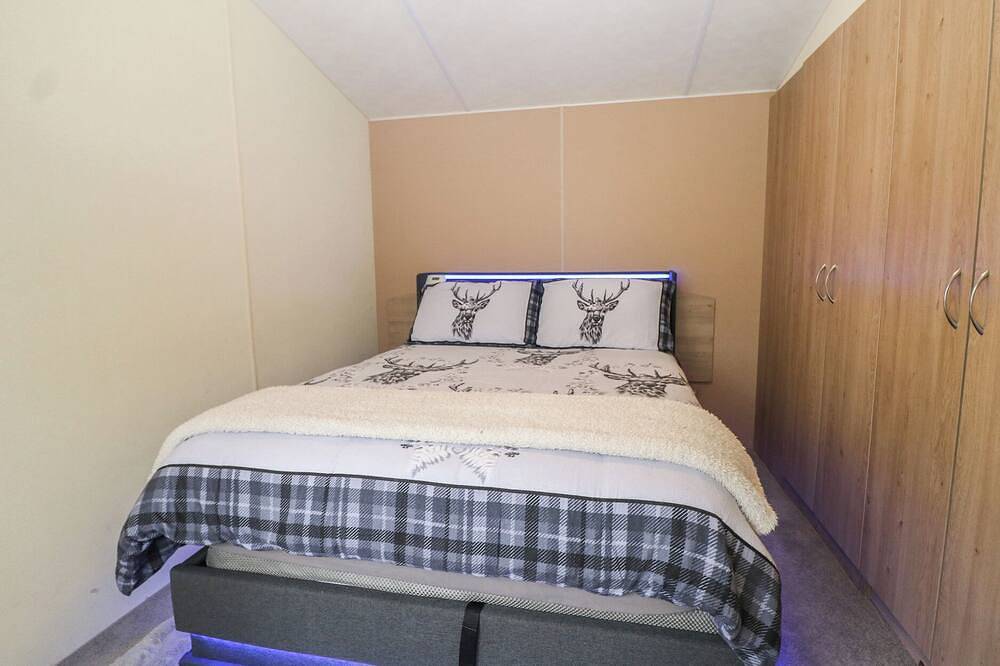 90 Solent Breezes, pet friendly, character holiday cottage in Warsash in Fareham, Hampshire