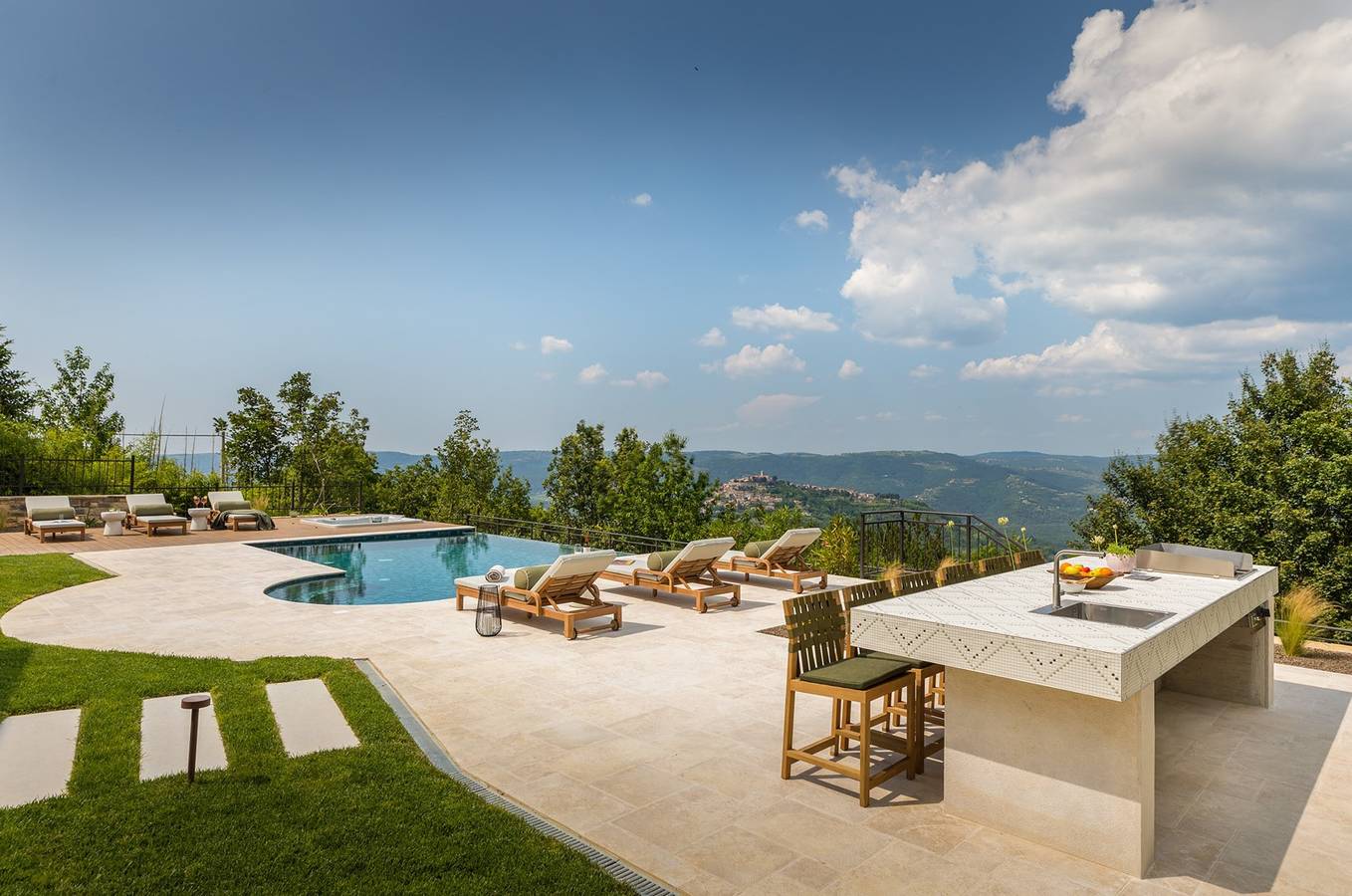 Villa Clara – Eine atemberaubende Oase des Luxus mit großem Pool, Wellness, Spielzimmer, Fitness und atemberaubender Aussicht auf Motovun in Karojba, Zentralistrien