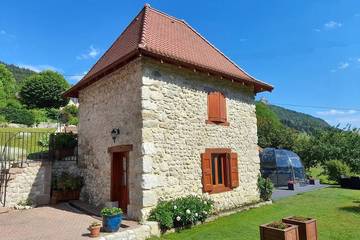 Gîte pour 2 personnes, avec terrasse ainsi que jardin et jacuzzi dans l' Isère