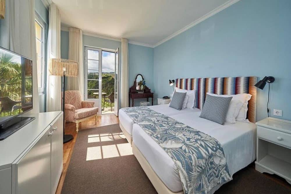 Enjoy a Memorable Stay with Great Amenities! Outdoor Pool, Free Breakfast! in Santana, Madeira
