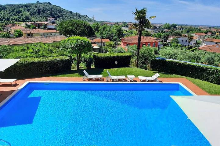Villa Veranda, big private pool in relaxing green hills just 4 km from the beach in Camaiore (Toscana), Riviera Toscana