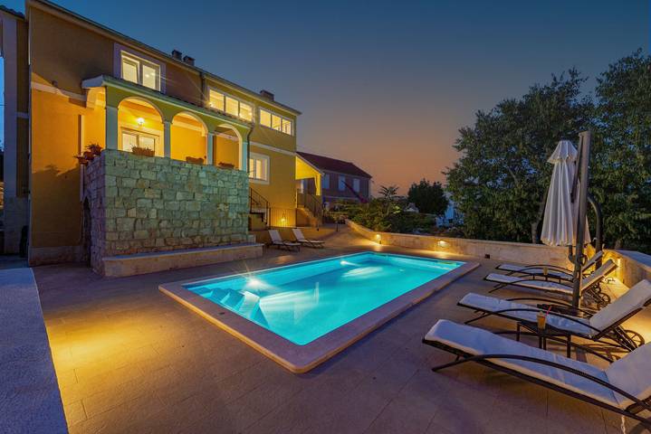 Location de vacances pour 8 personnes, avec jardin et terrasse à Sali - 4