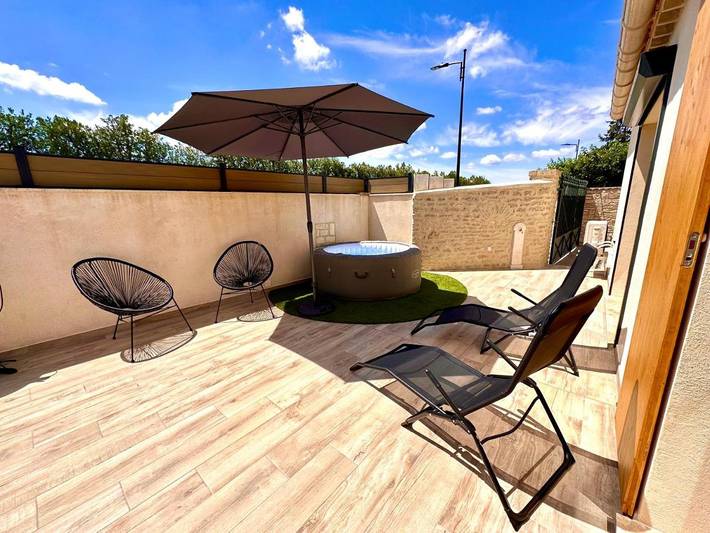 Location de vacances pour 2 personnes, avec Jacuzzi ainsi que Terrasse et Vue à Mollégès