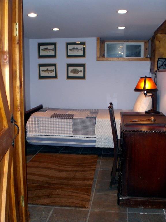 Lakefront Home 1 Meile von der Stadt, 7. 5 Meilen von Bethel Woods, Lake Views in Sullivan County