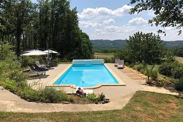 Gîte pour 8 personnes, avec terrasse et jardin à Sergeac