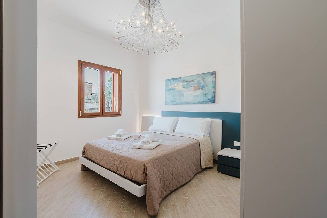 Appartamento intero, Appartamento 'Mareluna' con vista sulle montagne, Wi-Fi, aria condizionata e piscina in condivisione in Provincia di Palermo