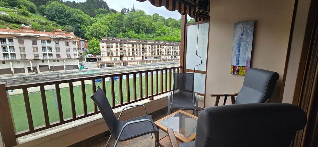 Tienda para 4 personas, con balcón y vistas en el País Vasco
