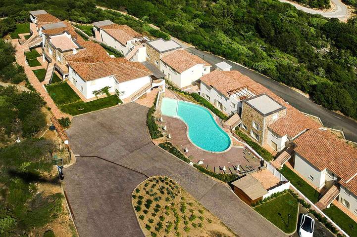 Gîte pour 8 personnes, avec terrasse et piscine, animaux acceptés à Arzachena