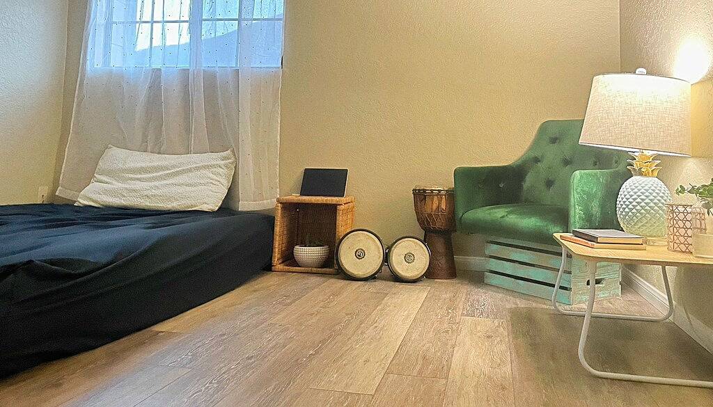 Serene home by lake; private bed & bath in Lake Elsinore, Riverside County