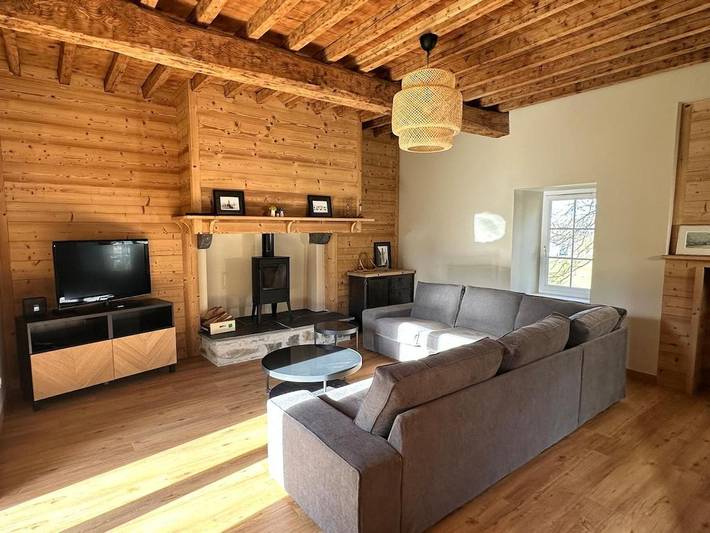 Gîte pour 9 personnes, avec jardin à Hèches