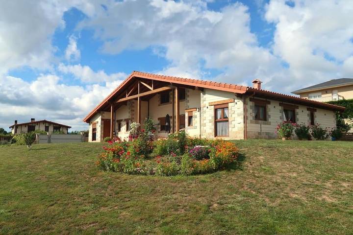 Location de vacances pour 6 personnes, avec piscine et vue sur le lac ainsi que vue et jardin, animaux acceptés à Gautegiz Arteaga - 4