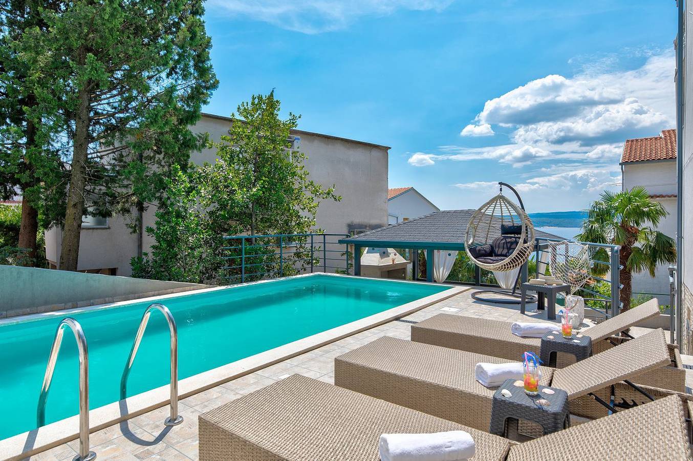 Ganze Wohnung, Atemberaubendes Apartment 150 Meter zum Strand mit Jacuzzi, Meerblick, Pool, Billardtisch in Plaža Pazdehova-Lanterna, Dramalj