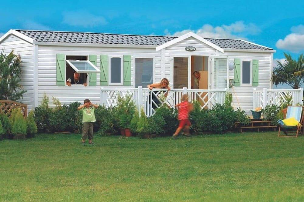 Camping 4 étoiles - Piscine in Hourtin, Parc naturel régional du Médoc