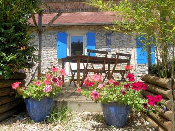 Gîte pour 4 personnes, avec terrasse ainsi que piscine et jardin dans le Lot