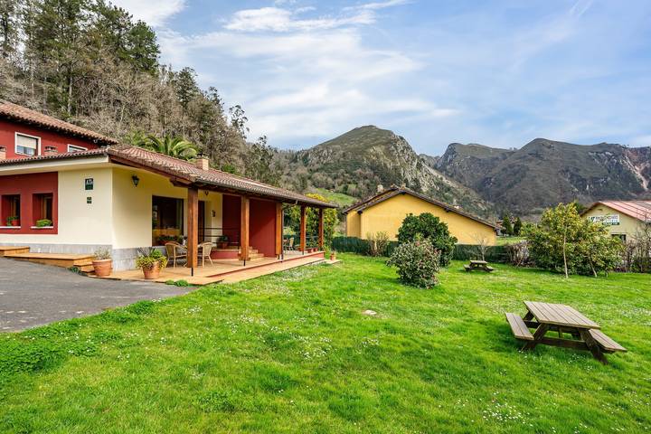 Apartamento entero, Chalet 'Les Cuartes 2' con vistas a la montaña, terraza privada y jardín privado in Cangas de Onís, Costa Verde