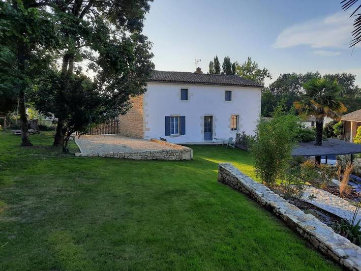 Gîte pour 2 personnes, avec Terrasse ainsi que Jardin et Piscine à Échiré