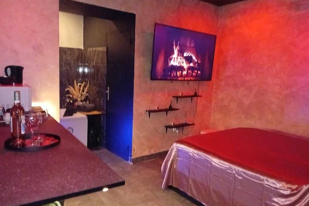 Appartamento intero, Unusual love cocoon with jacuzzi in the heart of the city love room incredible night  in Lione, Rodano