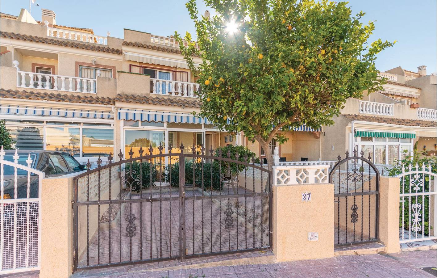 Apartment mit Meerblick, Terrasse und Pool in El Chaparral, Torrevieja