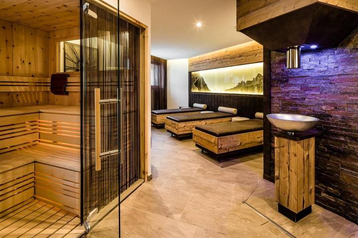 Appart’hôtel pour 2 personnes, avec Balcon et Jacuzzi ainsi que Terrasse et Jardin à Wolkenstein