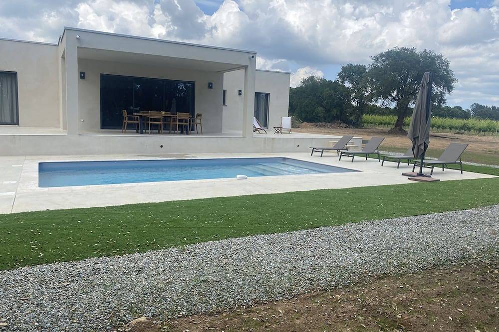 Modern villa with heated swimming pool on the edge of vineyards in Ghisonaccia, Corte und Umgebung