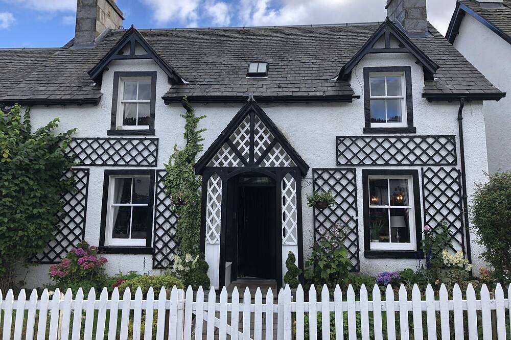 Chefs cottage. Idyllic 18th century cottage. in Kenmore, Perthshire