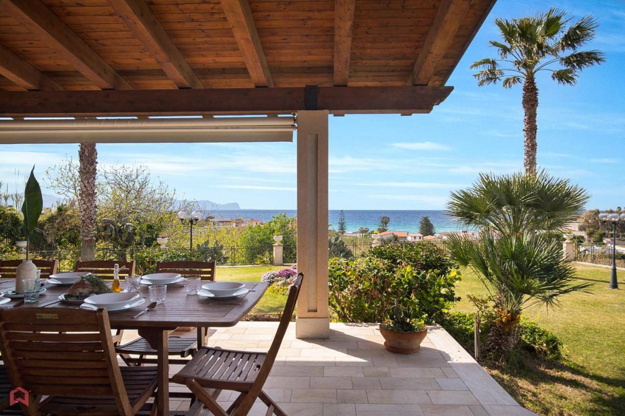 Panoramica Villa con Piscina sul Mare (Sanificata) in Spiaggia di Magaggiari, Cinisi