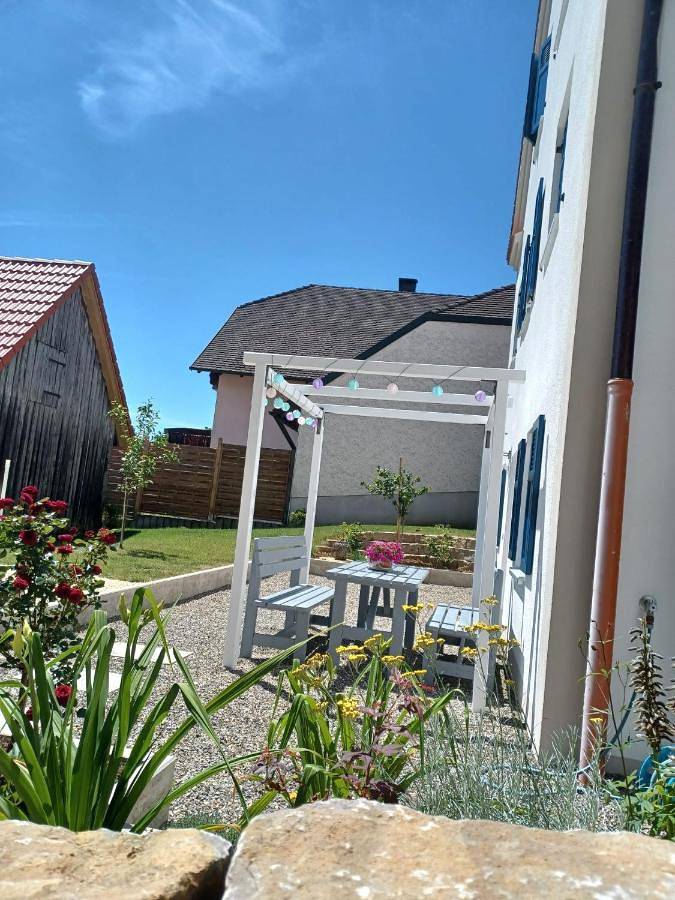 Ferienwohnung für 5 Personen, mit Garten und Ausblick in Kötz
