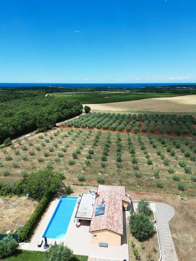 Ferienhaus für 6 Personen, mit Whirlpool und Terrasse sowie Garten und Pool