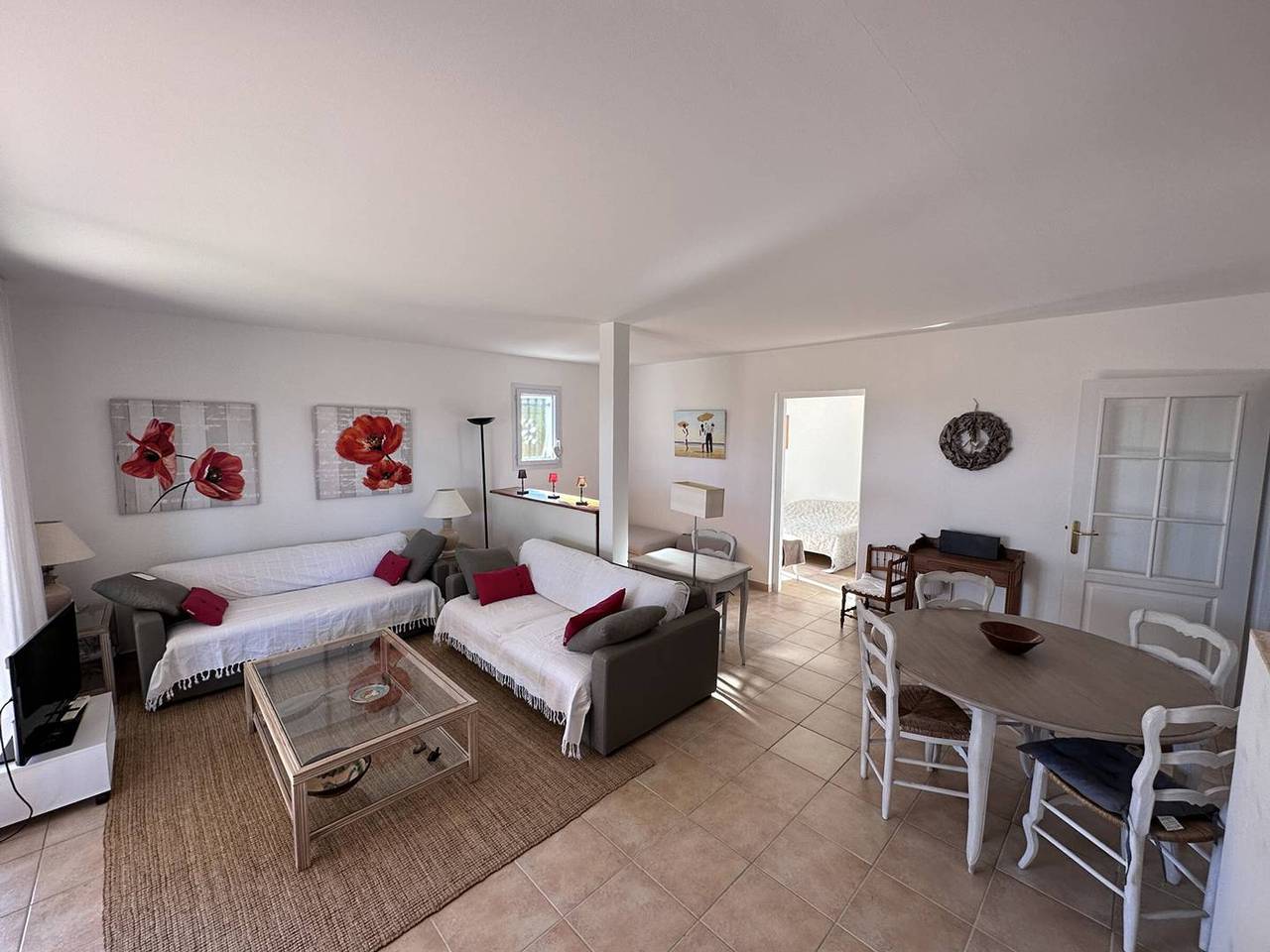 Entire apartment, Spacious 2-Room Apartment with Garden and Pool Access Near the Sea, Roquebrune-sur-Argens in Roquebrune-sur-Argens, Mediterranean Coast (France)