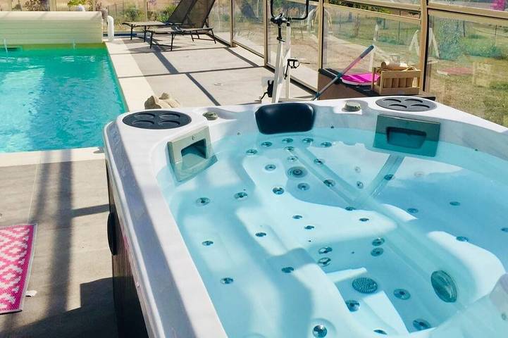 Location de vacances pour 15 personnes, avec Jacuzzi et Terrasse ainsi que Jardin et Sauna à Lignol-le-Château