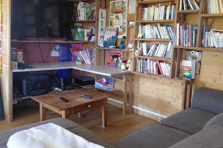 Wooden house with a large deck and a 5-person hot tub, not overlooked in Nivillac, Vannes region