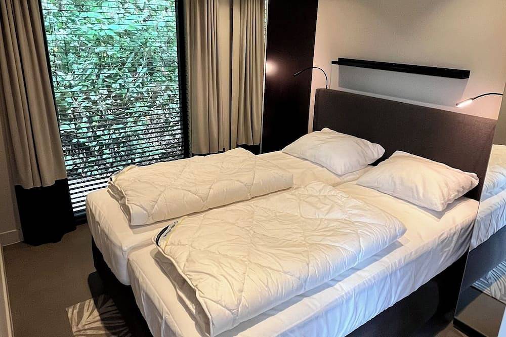 Luxury holiday chalet in Zeeland: Julianahoeve Renesse. Close to beach & centre in Renesse Strand, Renesse