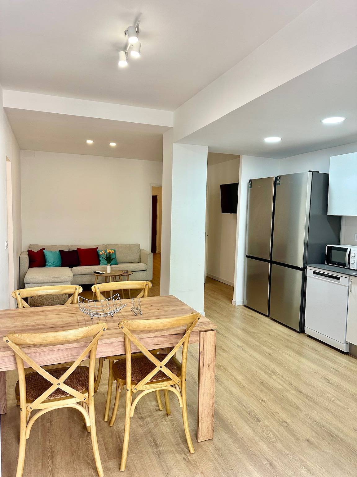 Apartamento de férias inteiro, 4 Bed Flat - Sleeps 8 - Wifi - Balcony in Centro Barcelona, Barcelona