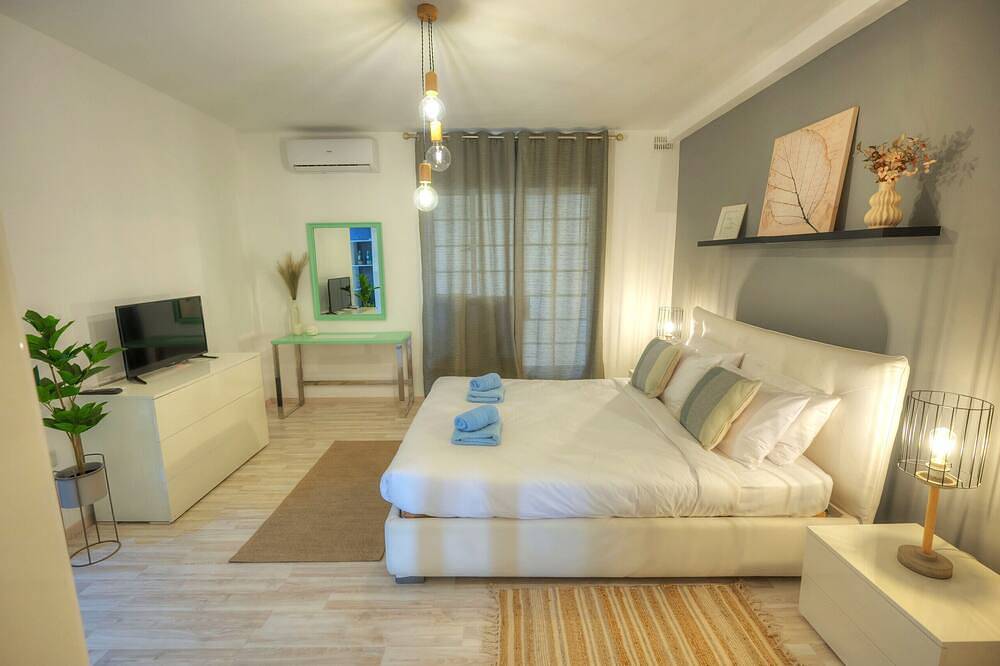 Geheel appartement, Spacious seafront 3 bedrooms - balcony Goslm-7 in Sliema, Malta