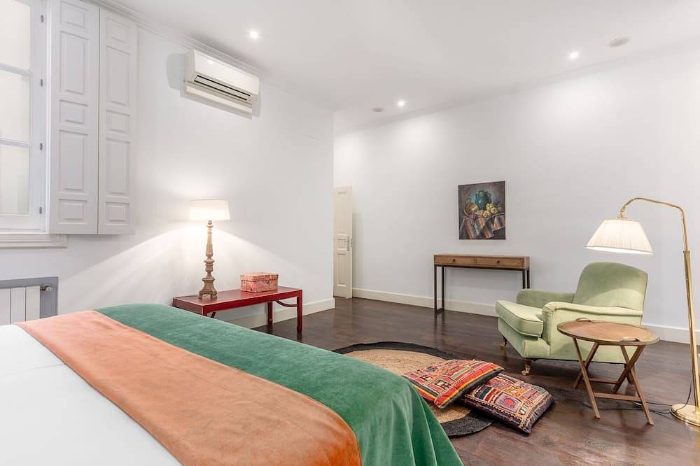Entire apartment, Elegant Spacious Apartment for 4 High Ceilings & Natural Light Madrid in Centro (Madrid), Madrid