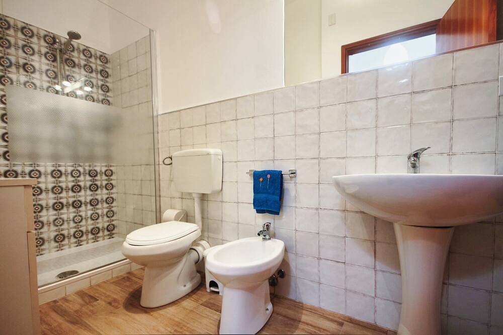Entire apartment, Bongiovi Houses - App. Azure - 2 min from the beach, with garden and sea view in Sciacca, Agrigento Province