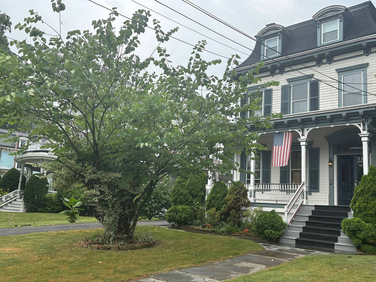Entire apartment, 1 Br Private Victorian Apt in convenient City location on half acre sleeps 4 in Dutchess County