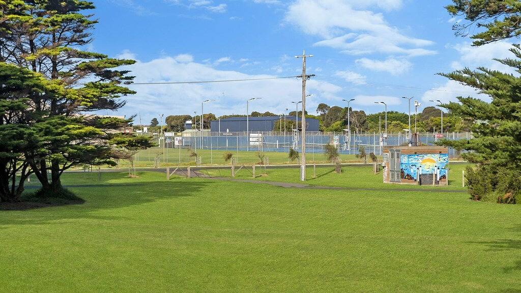 Curragh Cottage is one of two quaint historic one bedroom cottages in Port Fairy in Port Fairy, Shire of Moyne