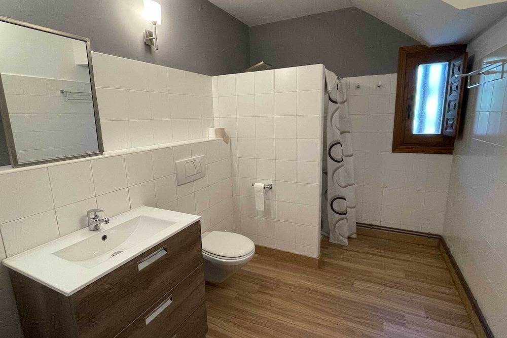 La Casa de la Maestra 1 is a charming house, typical of a town, with a warm and welcoming decoration. in Madarcos, Madrid Province