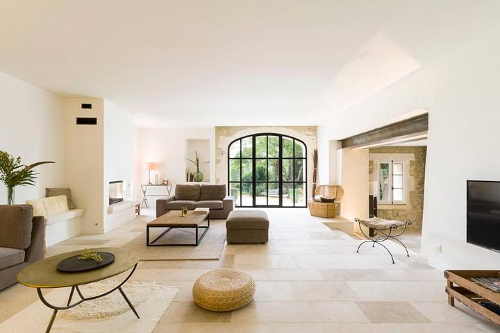 Location de vacances pour 13 personnes, avec terrasse ainsi que jardin et piscine à Les Baux-de-Provence - 4